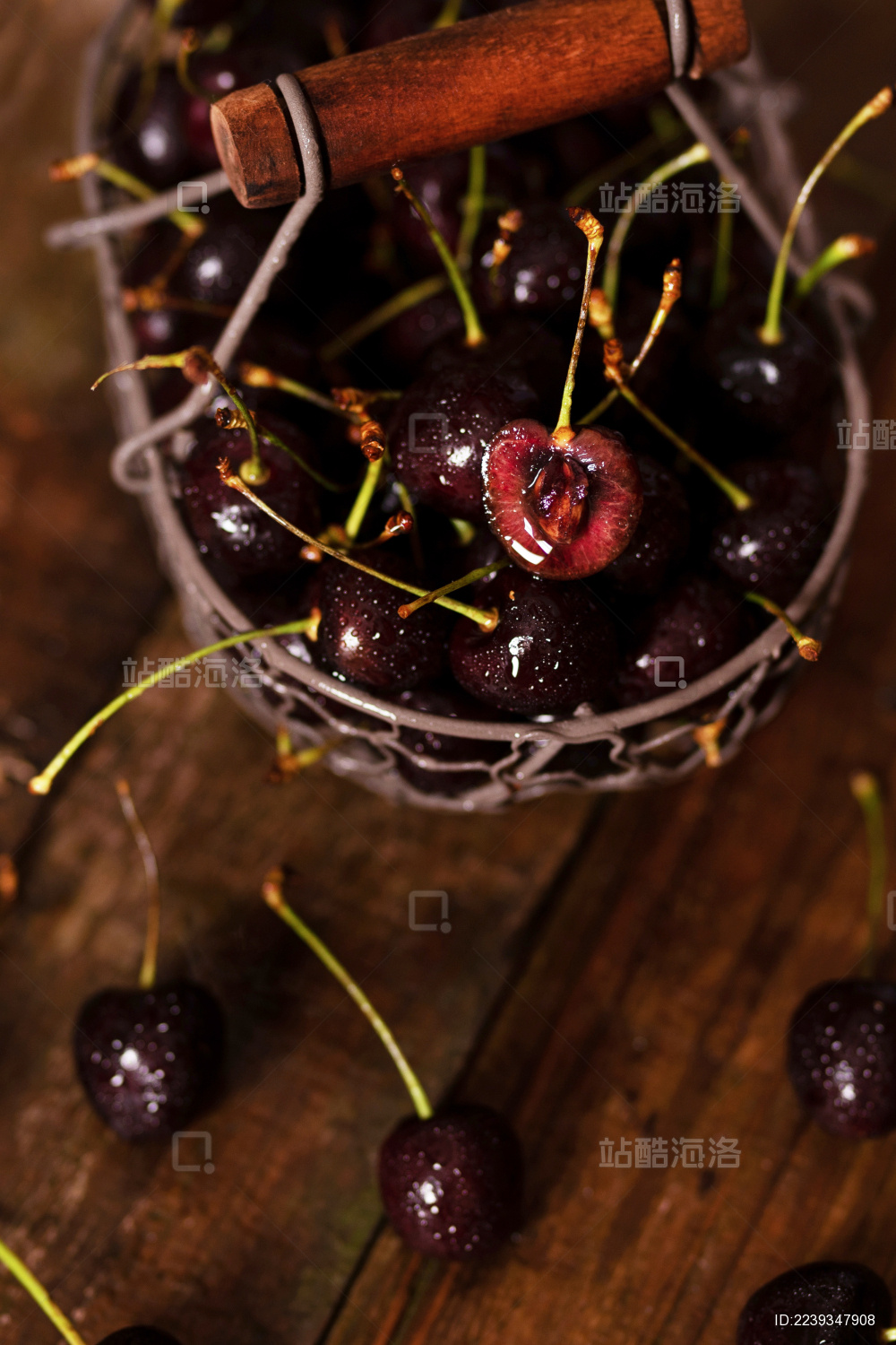 篮子装的新鲜樱桃车厘子静物摄影