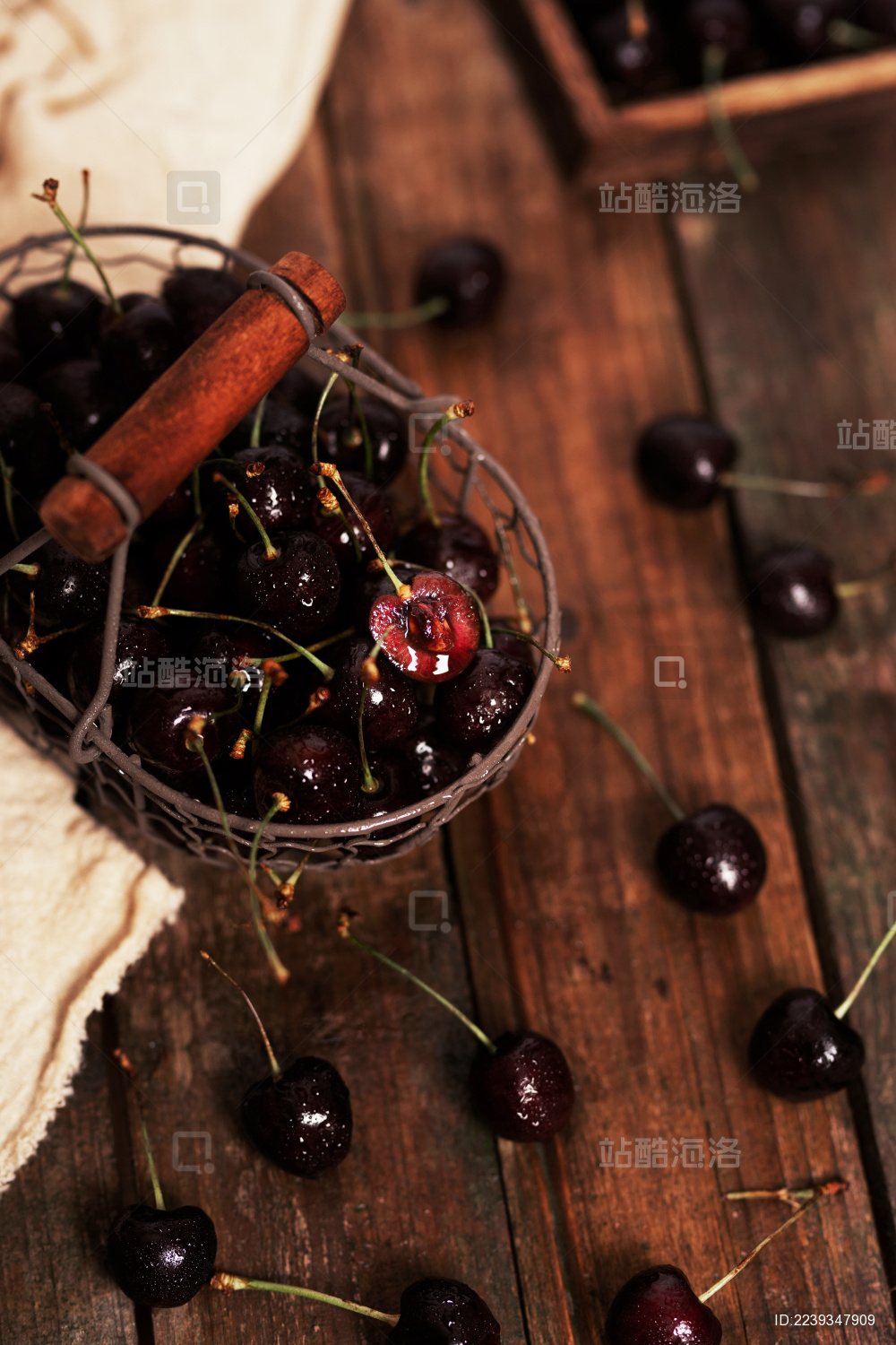 篮子装的新鲜樱桃车厘子静物摄影