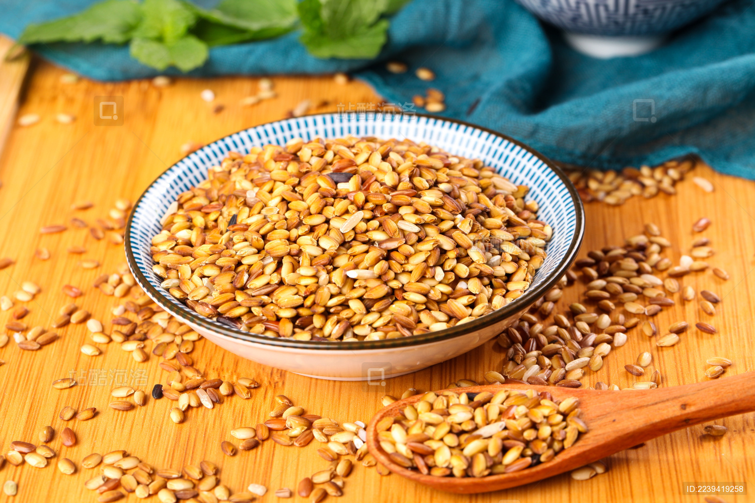 木底上放着一盘黄糙米和一勺糙米