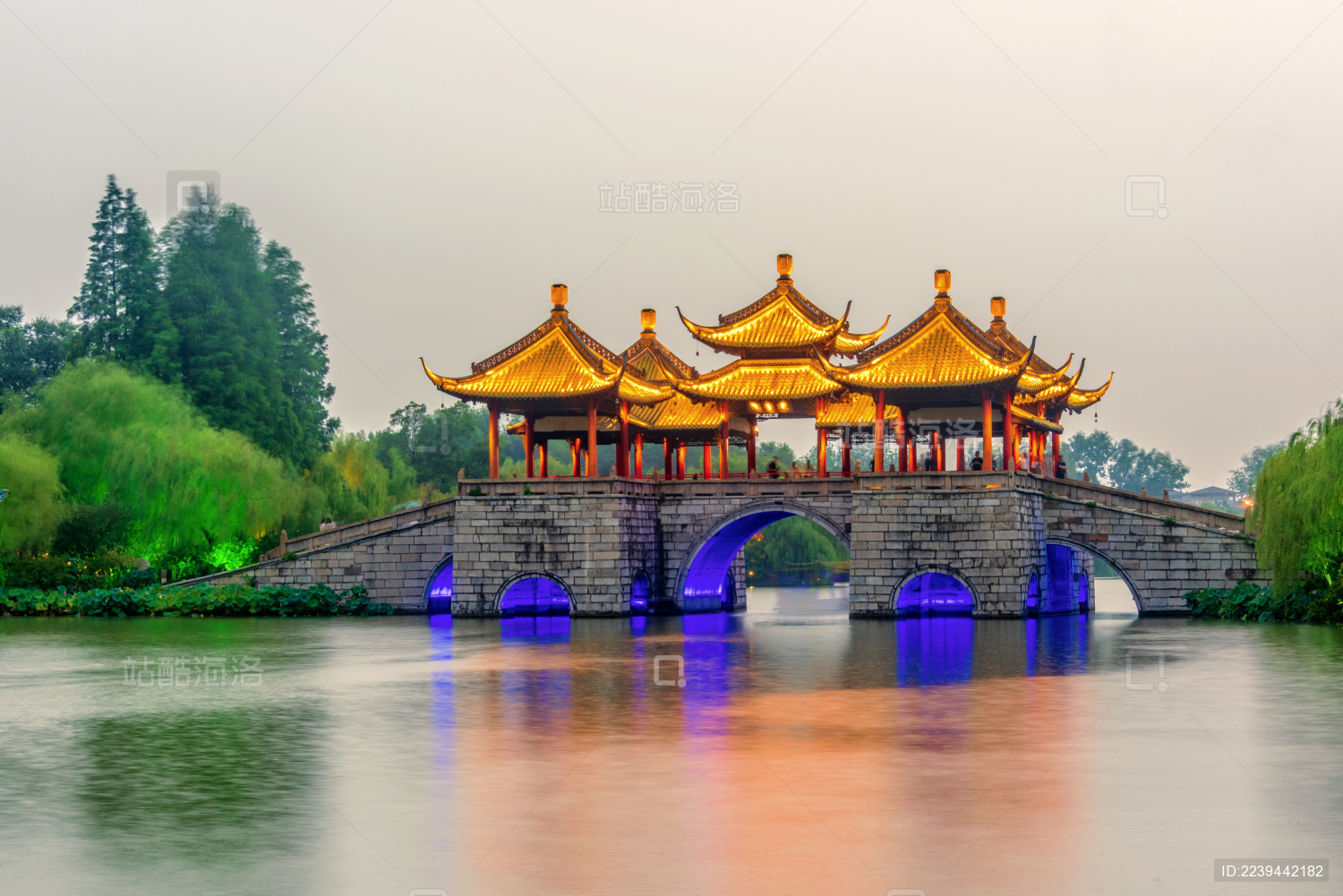 中国江苏扬州瘦西湖风景区五亭桥日暮风光