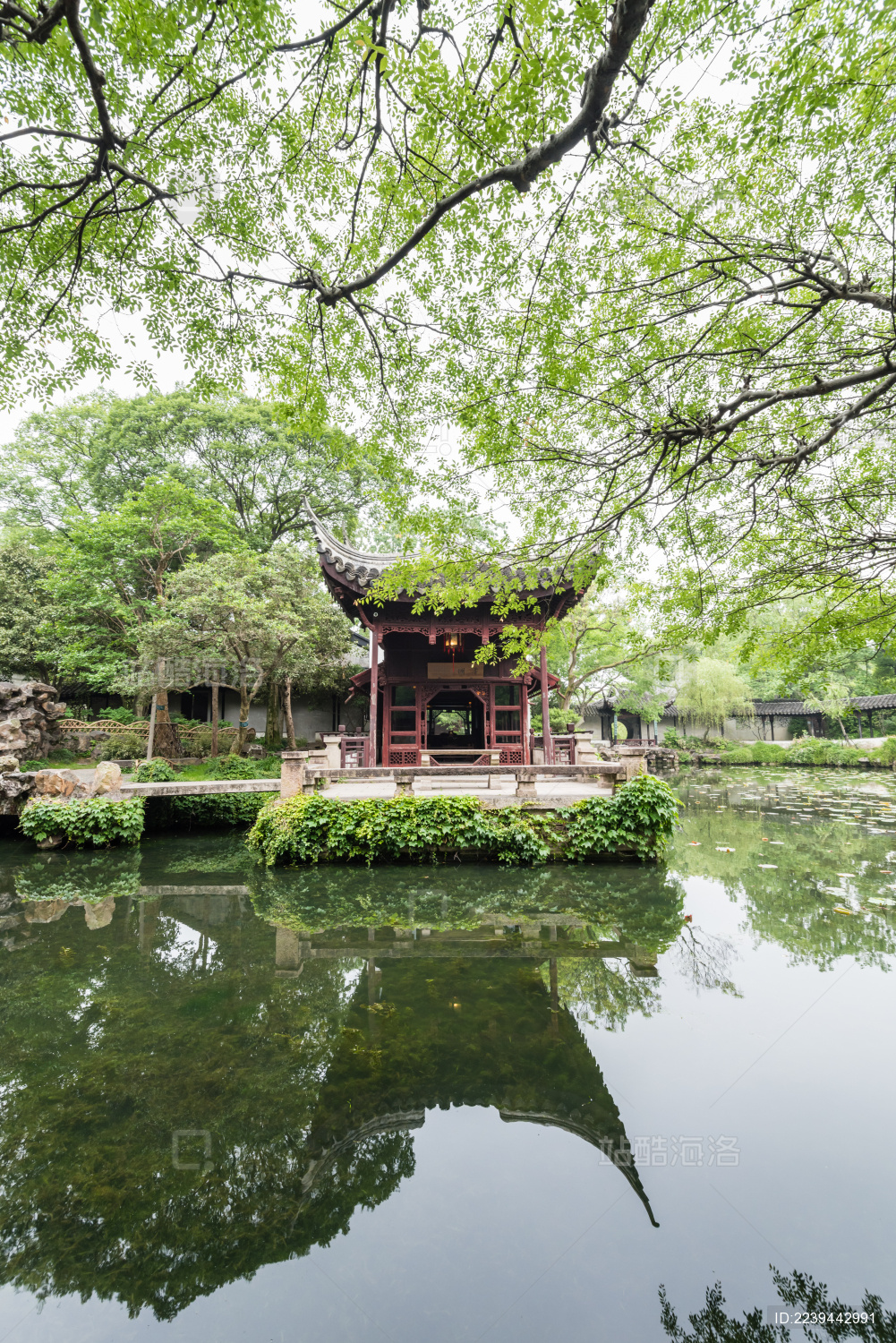 中国苏州拙政园的古建筑香洲画舫