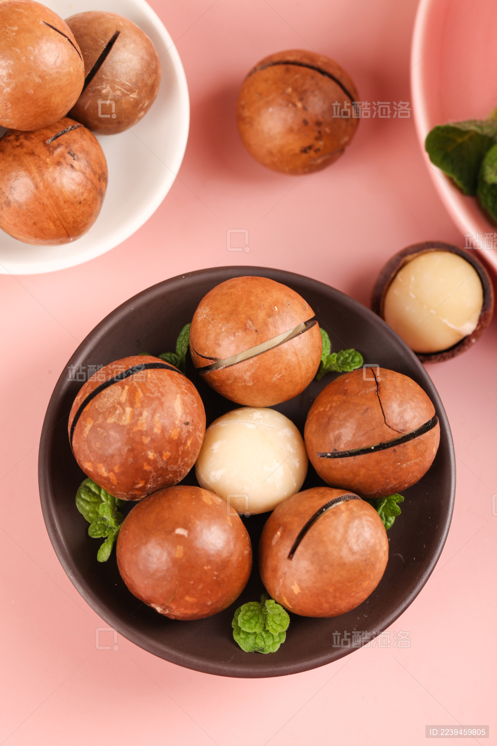 粉底上放着一盘大颗夏威夷果