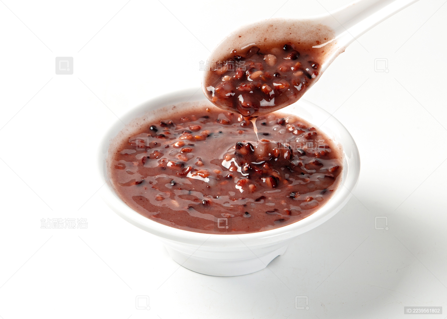 餐具里盛放的黑米八宝粥