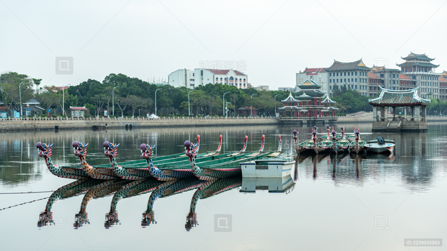 龙舟池上的龙舟