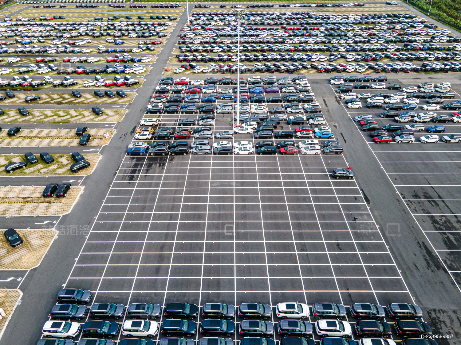整齐排列摆放汽车的户外停车场