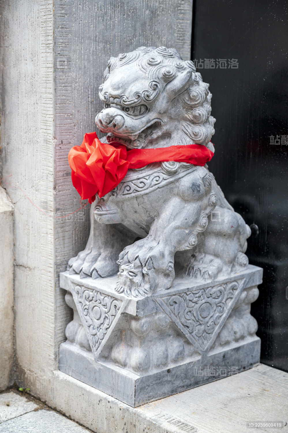 戴红花的石雕狮子