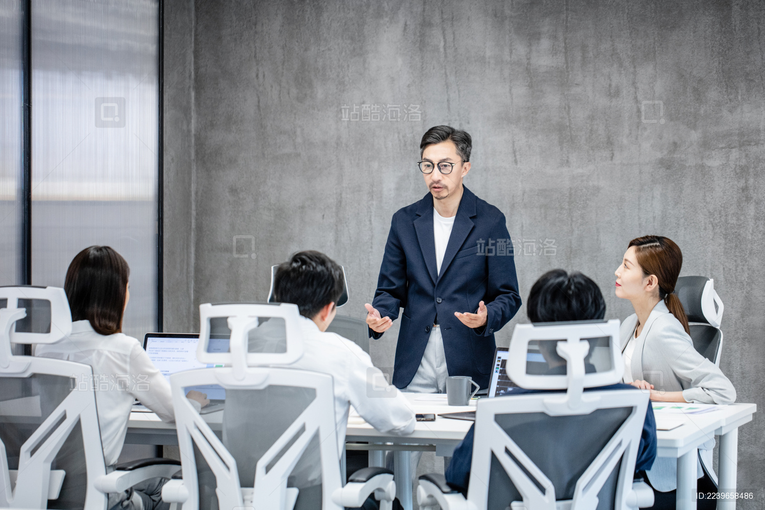 东方商务人像办公室场景