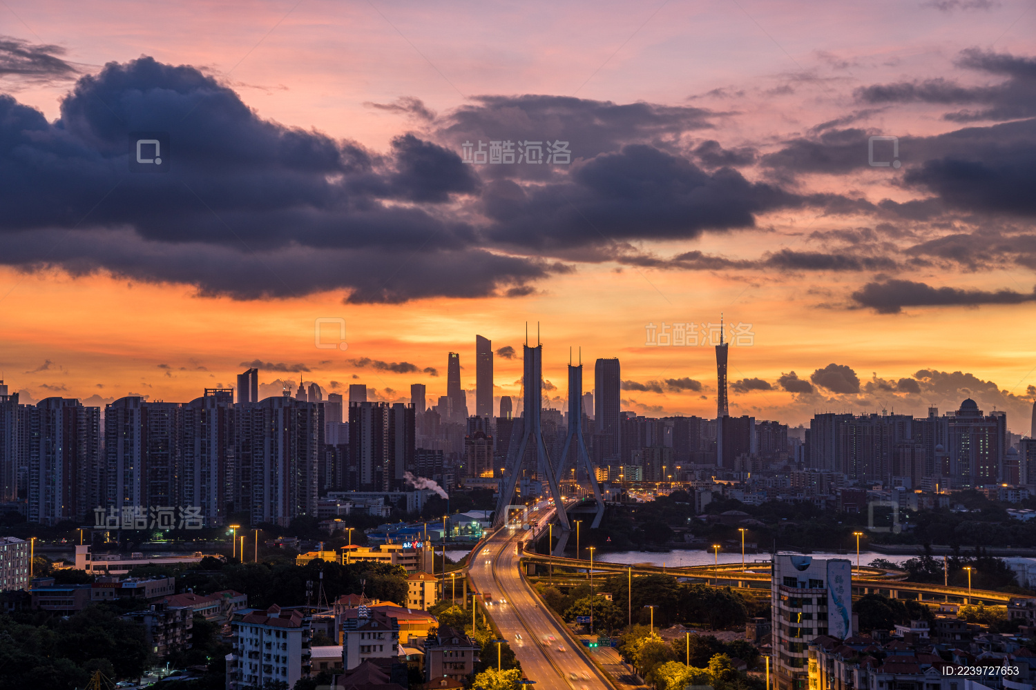 广州荔湾鹤洞大桥和城市天际线日出风光