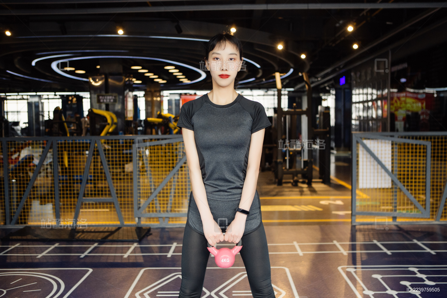 年轻女孩在健身房使用健身器材进行运动健身