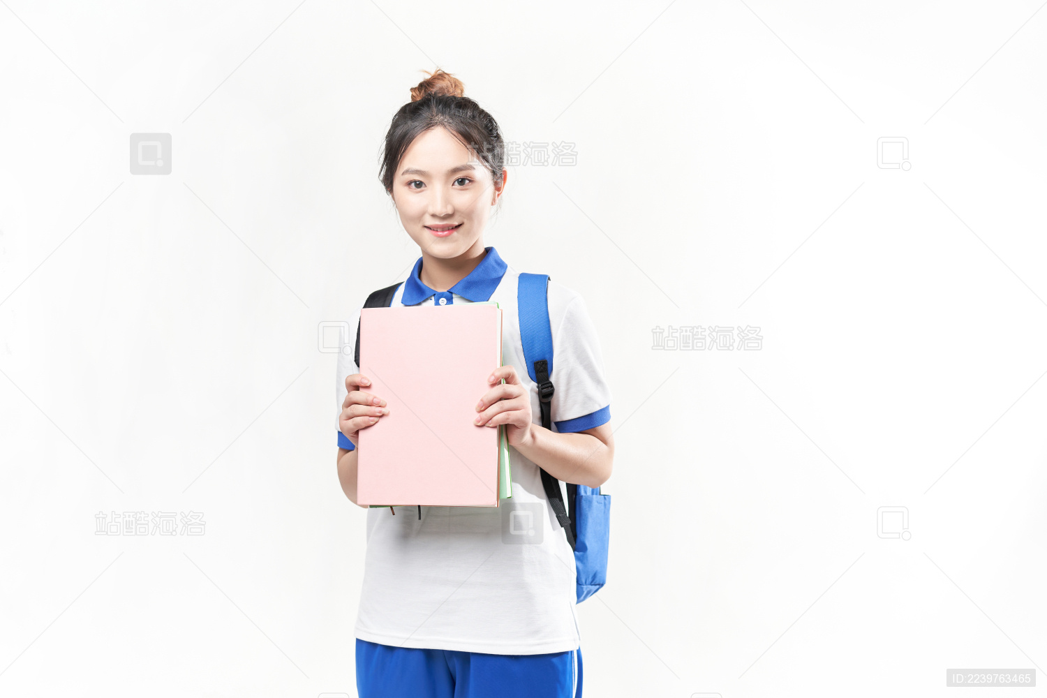 双手捧着书本的漂亮女学生