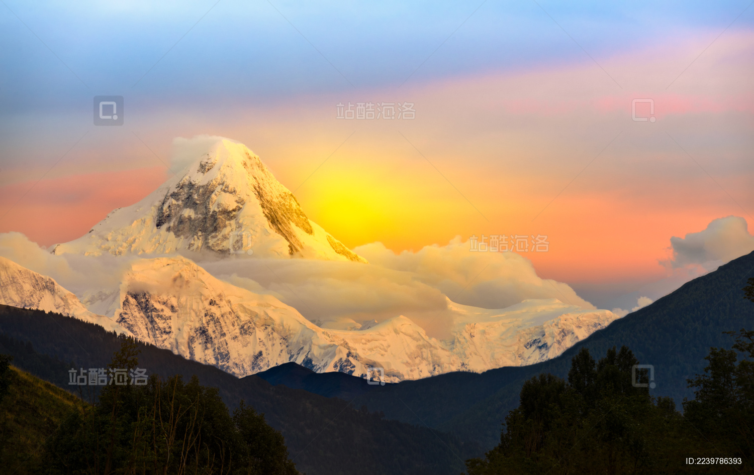 中国四川甘孜藏族自治州贡嘎山日照金山风光