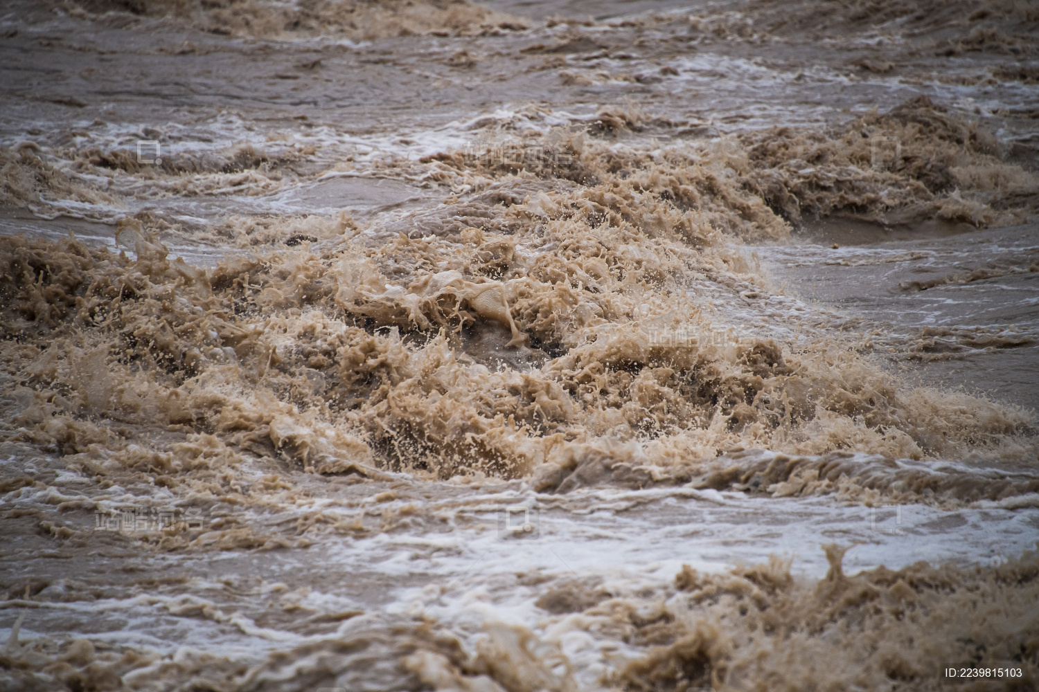 丰水期中国黄河壶口瀑布