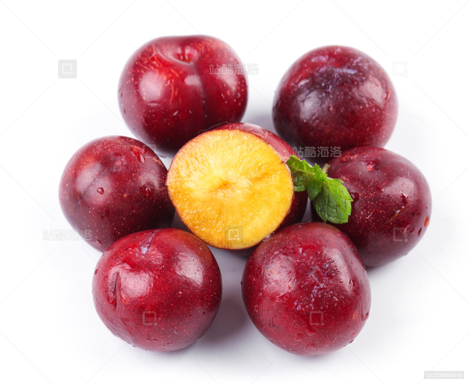 白底上放着李子