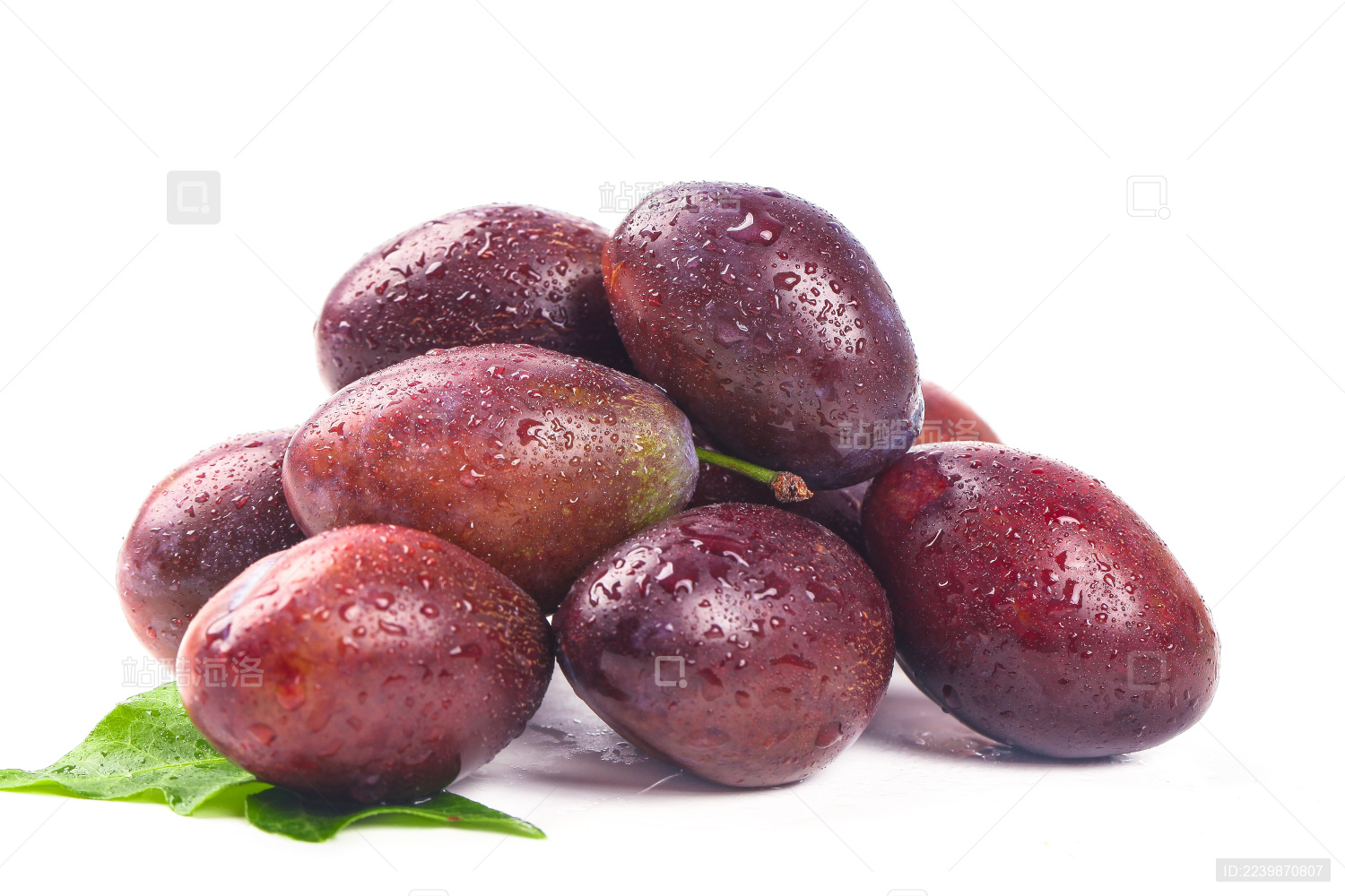 白底上的新鲜西梅