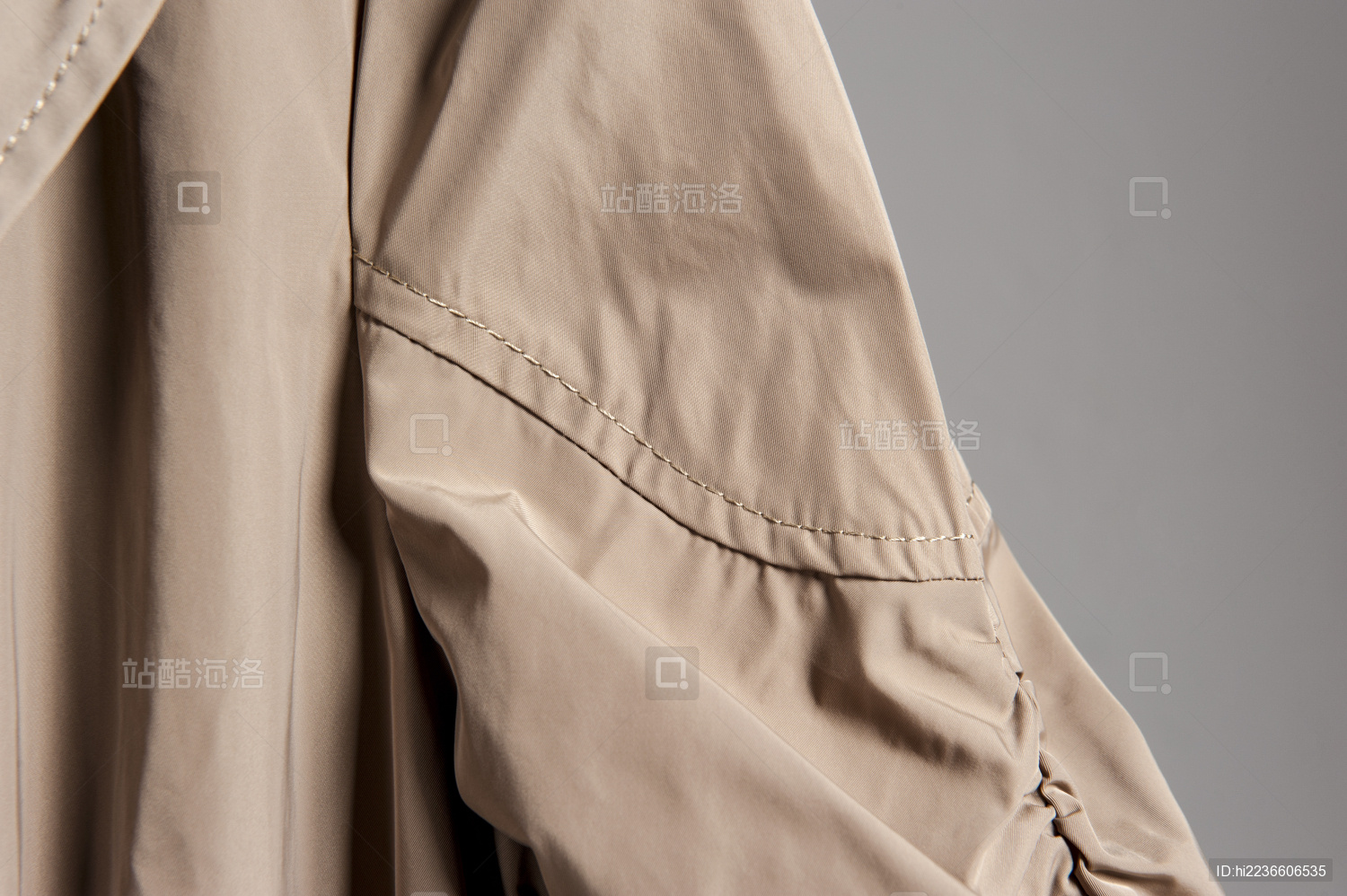 米色外套的局部做工细节图