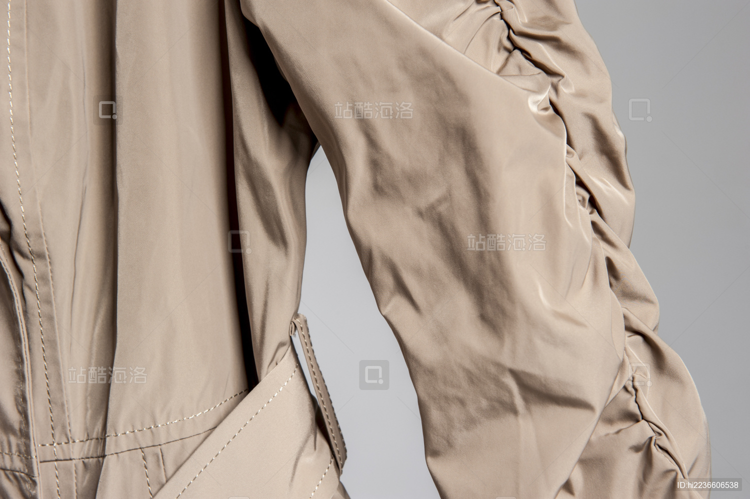 米色外套的局部做工细节图