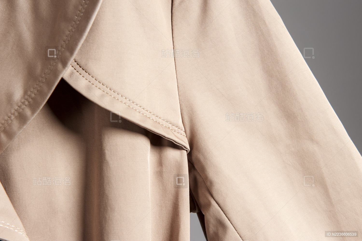 米色外套的局部做工细节图