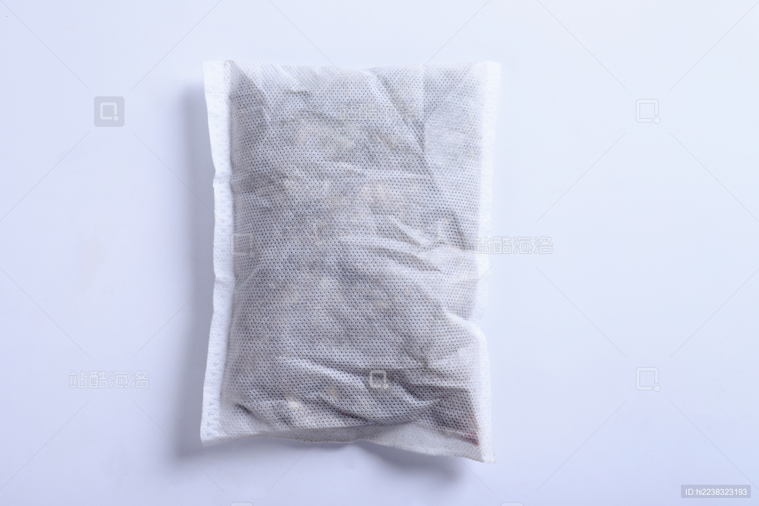 白色背景上的中药草本泡脚足浴包粉