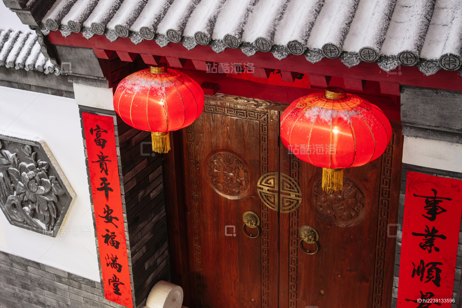 挂着红灯笼的中式庭院