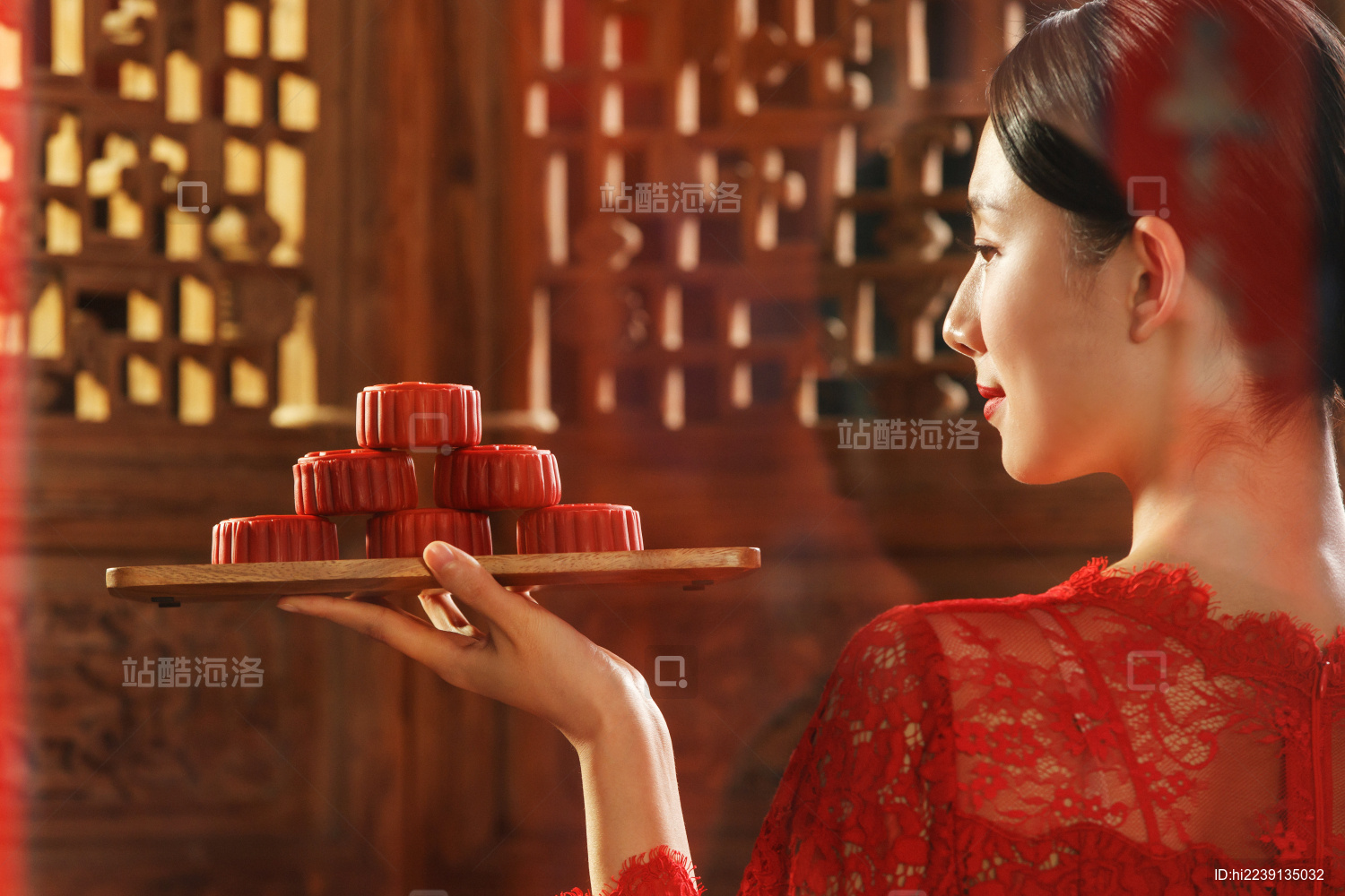 新年端着点心的年轻女人