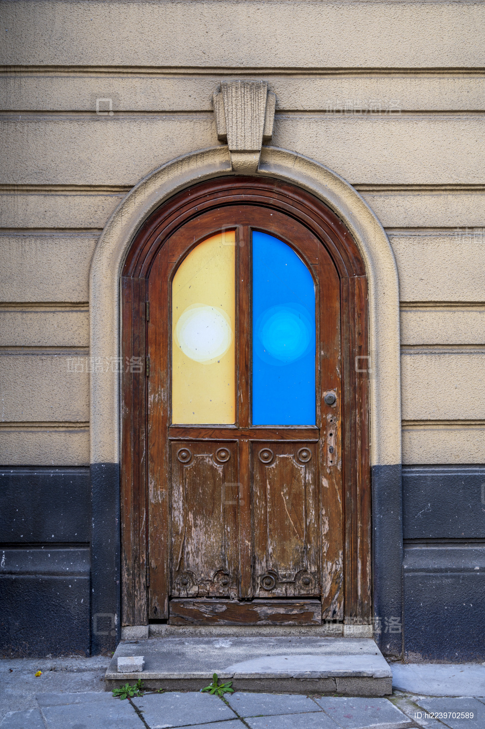 上海欧式复古老建筑拱形木门