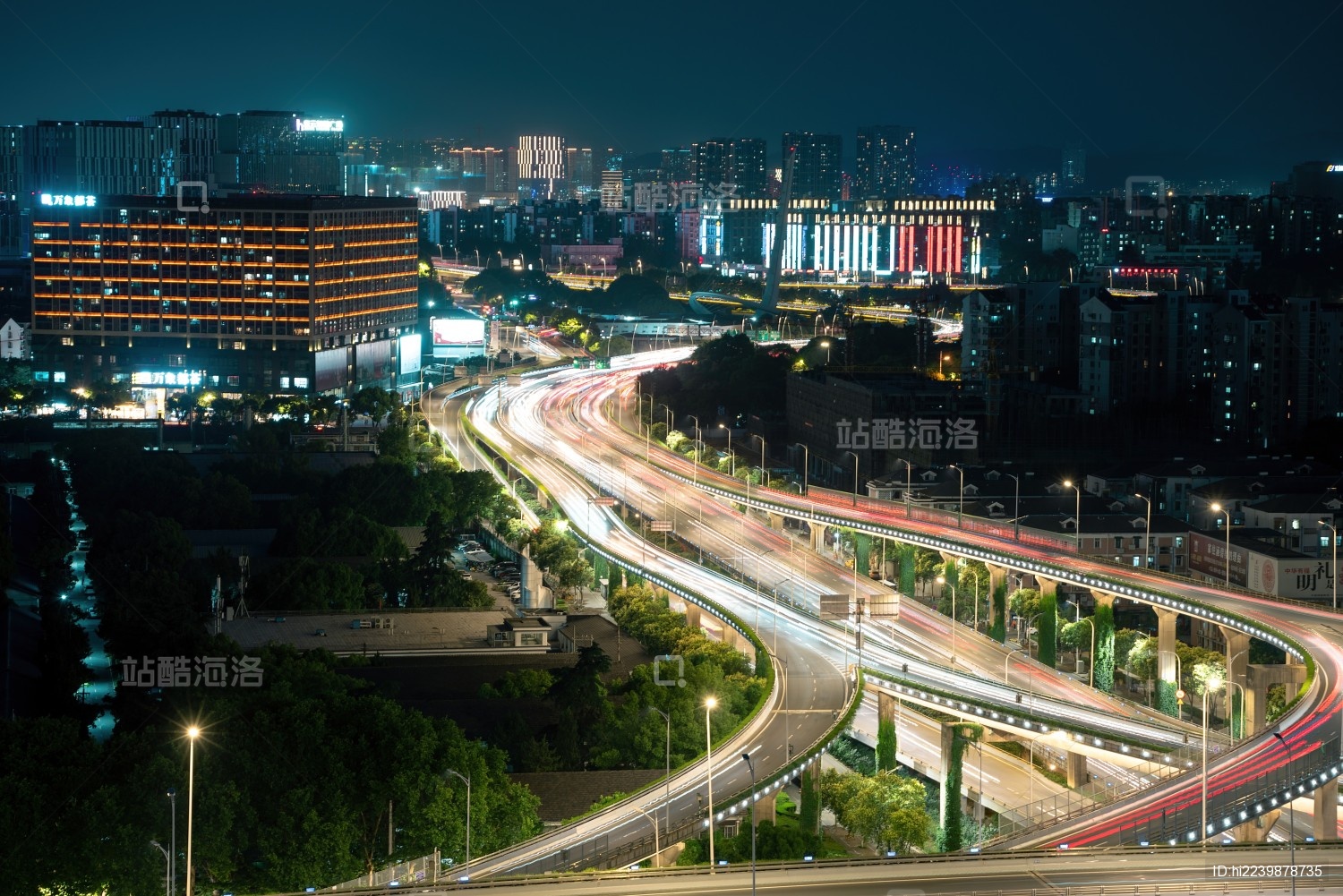 中国江苏南京城繁忙的卡子门立交枢纽夜景