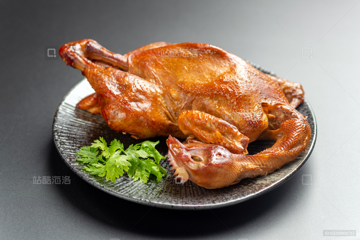 一盘整只烧鸡摆放在黑色背景上
