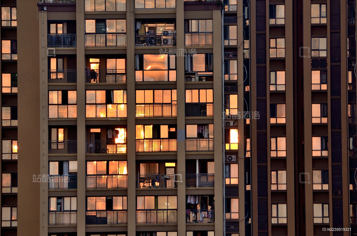 反射夕阳金光的高层住宅楼玻璃外墙面