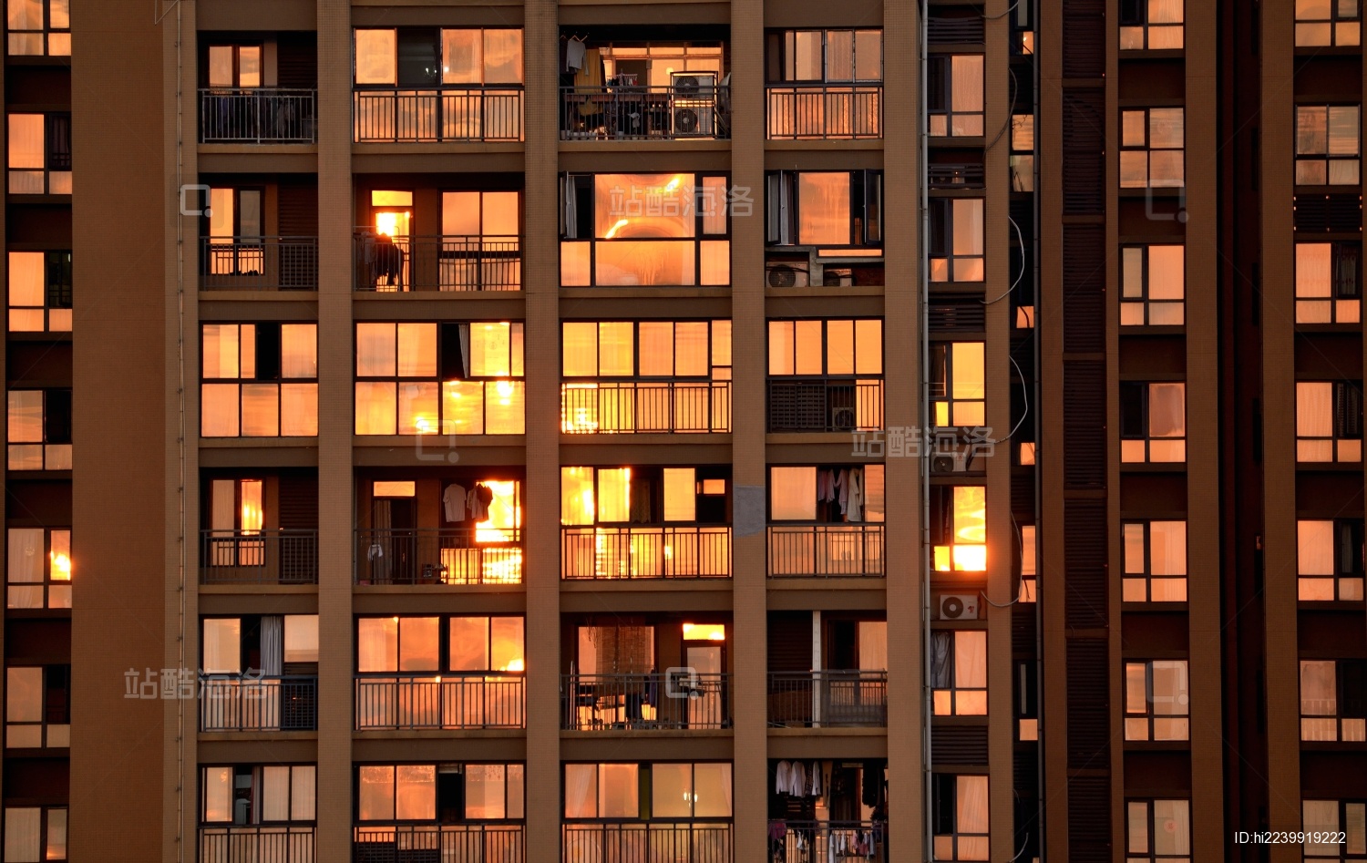 反射夕阳金光的高层住宅楼玻璃外墙面