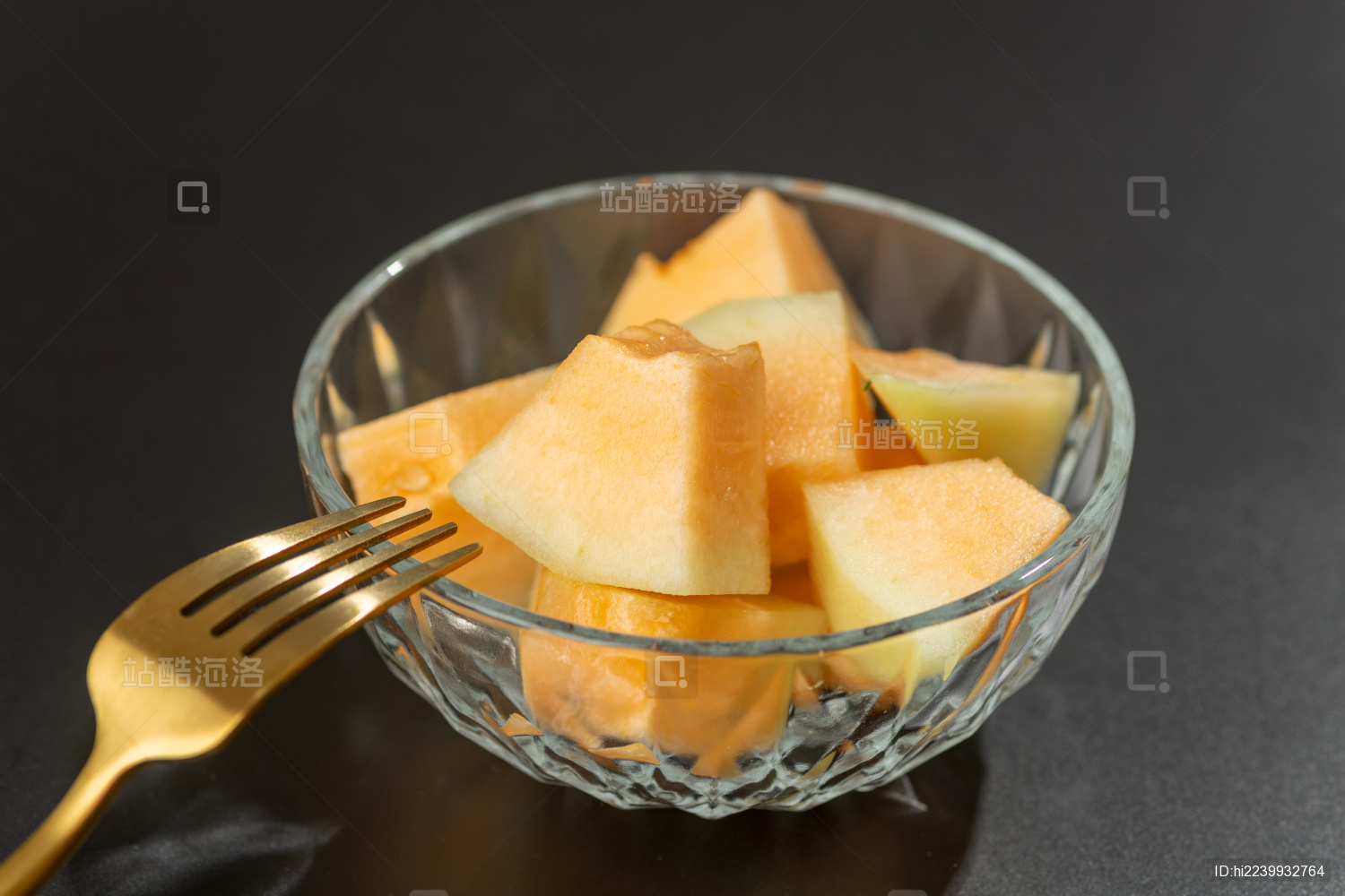 一碗切块的哈密瓜特写