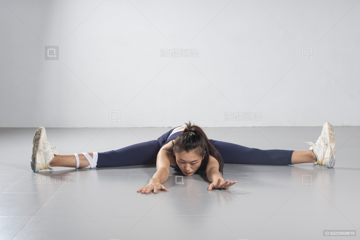 身材苗条的女生在健身房在瑜伽热身锻炼运动