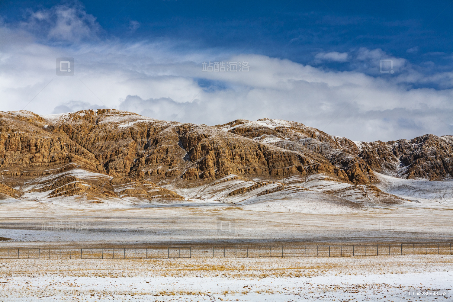 中国西藏那曲地区317国道边的戈壁荒原