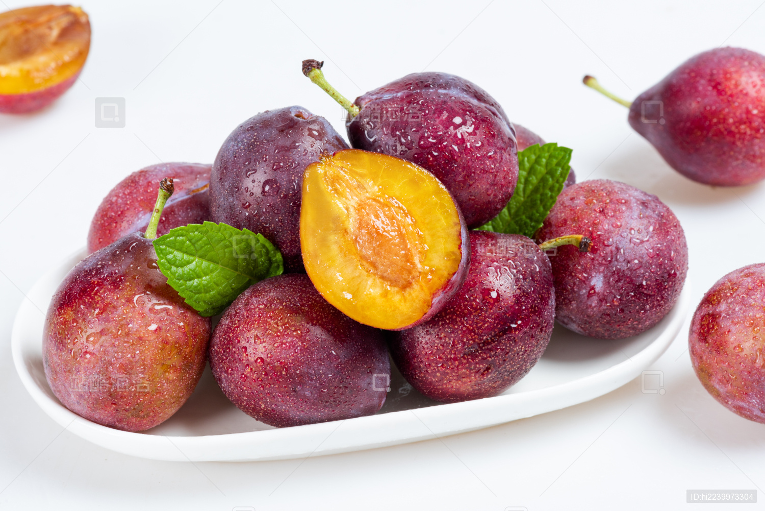 白底上的一盘新鲜西梅