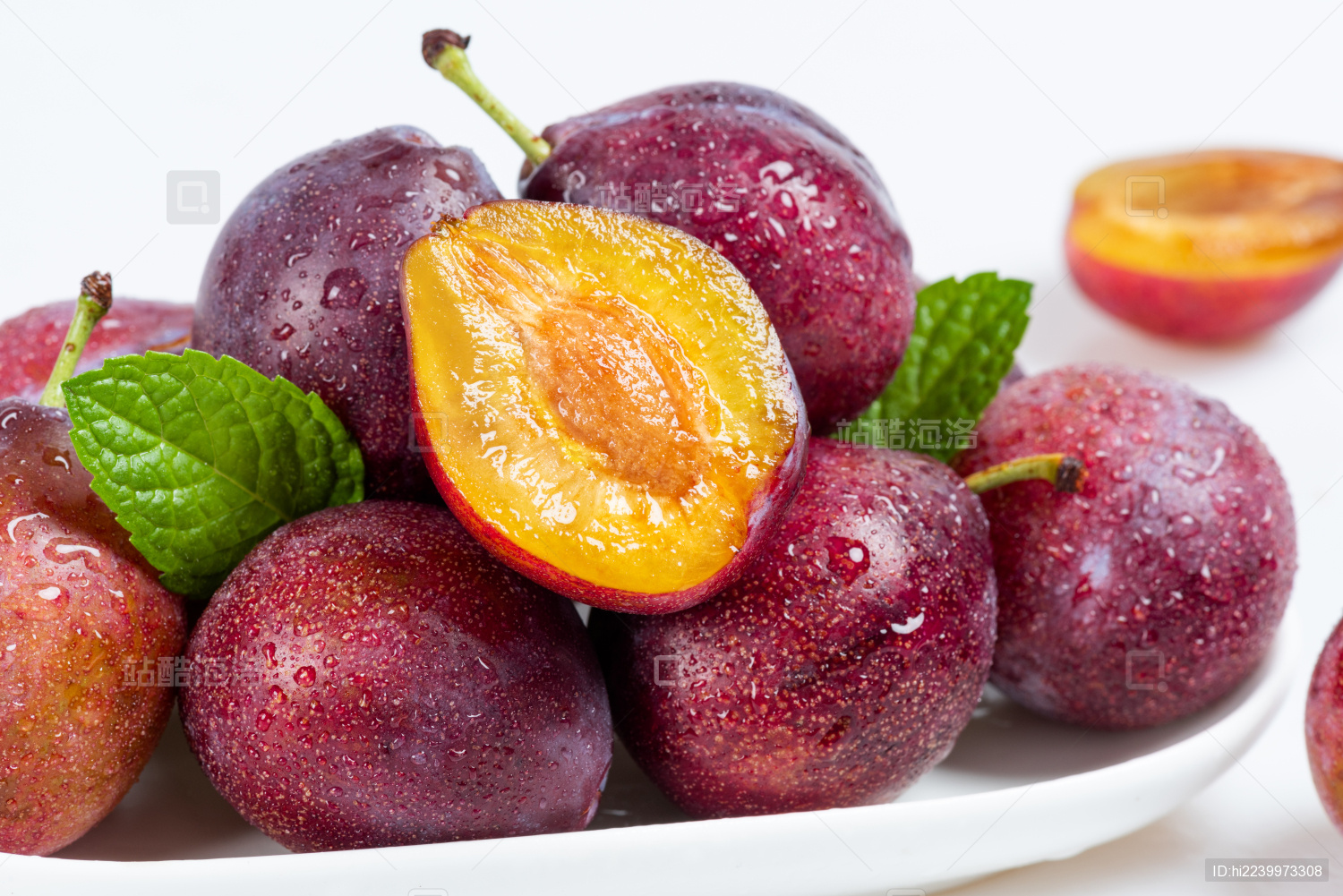 白底上的一盘新鲜西梅