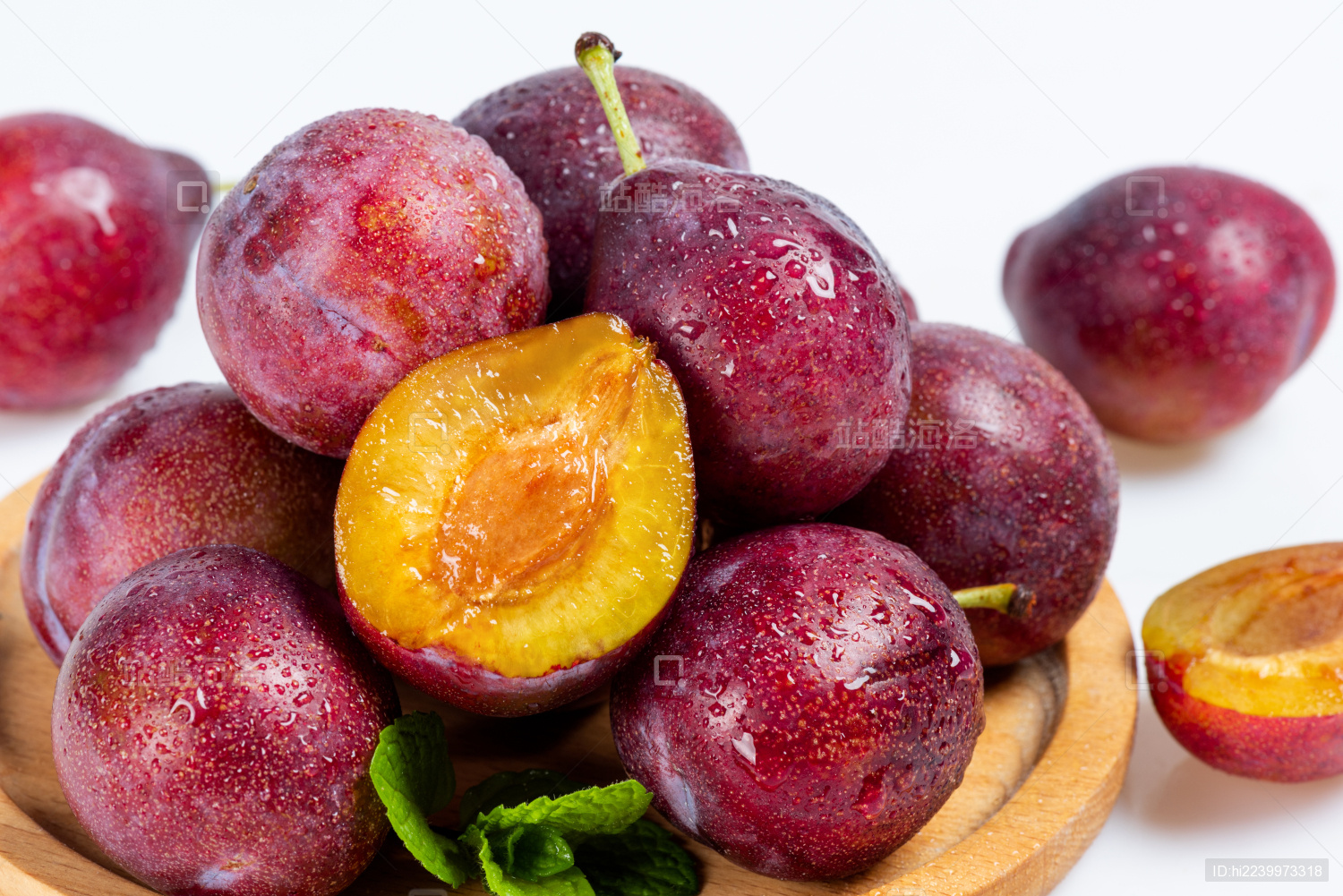 白底上一盘新鲜西梅