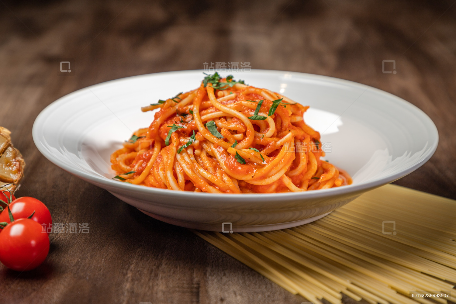 棕色木纹桌上放着一盘意大利面