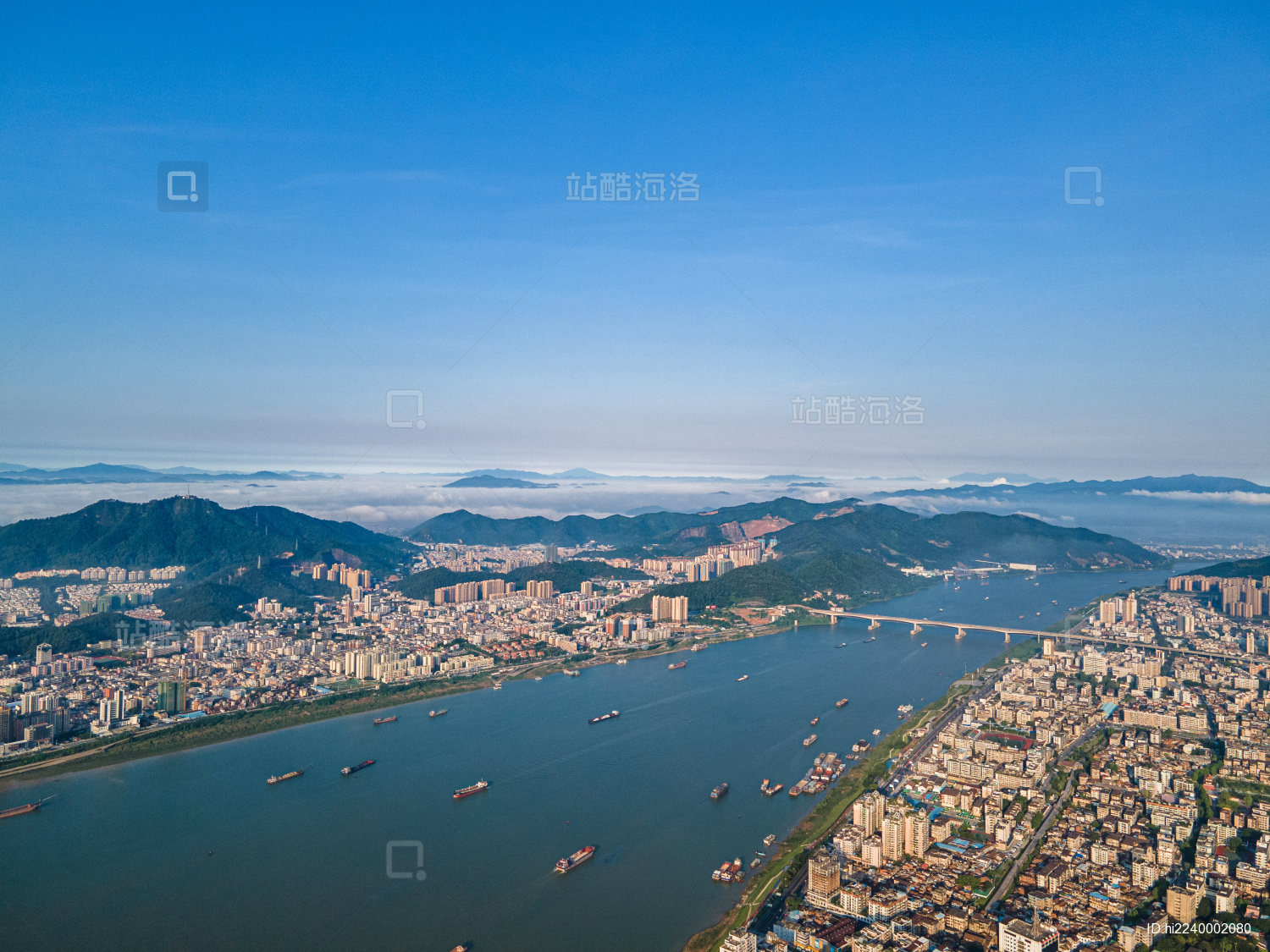 航拍广东省肇庆市城市风光天际线