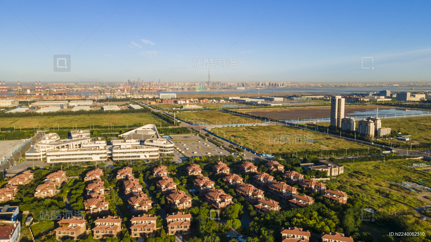 中国天津东疆港景区内的别墅区海景房航拍图