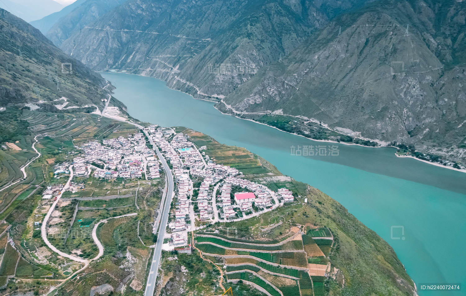 四川泸定县咱里村航拍风光