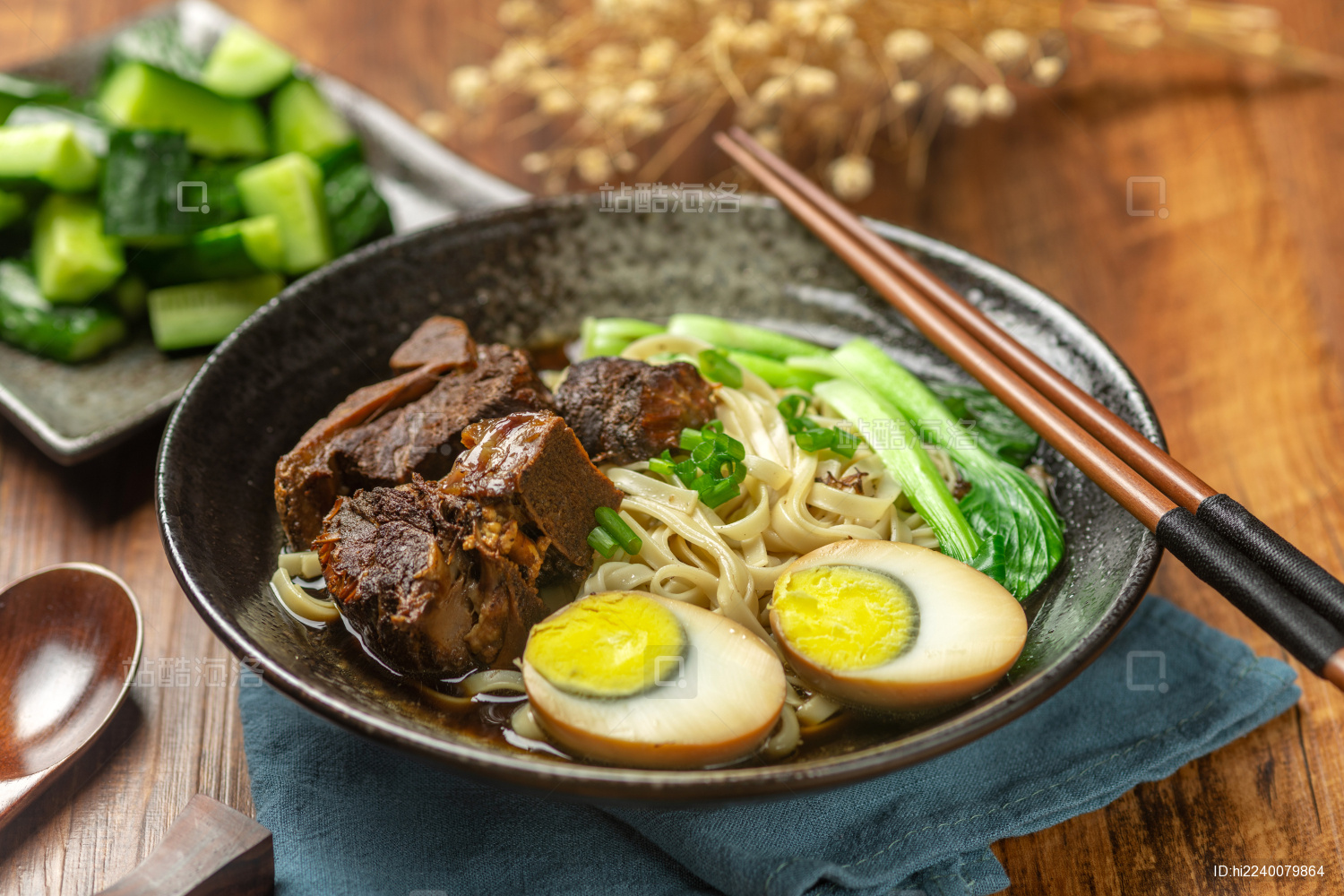 排骨卤蛋面摆放在木桌面上旁边放有拌黄瓜