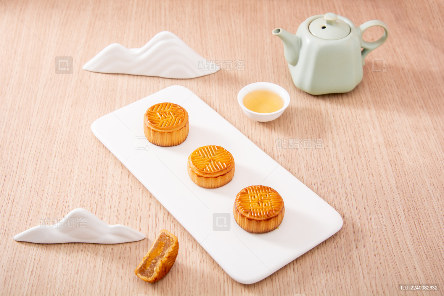 新中式风格木纹桌子上的月饼