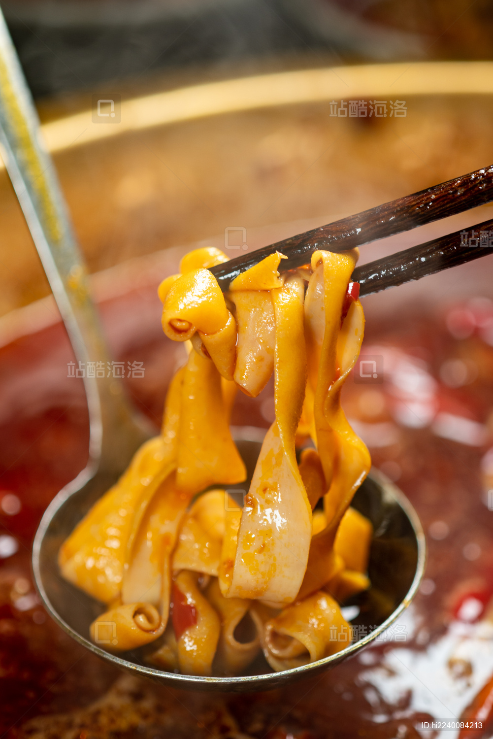 筷子夹起涮好的鹅肠特写背景带火锅_站酷海洛_正版图片_视频_字体_音乐素材交易平台_站酷旗下品牌