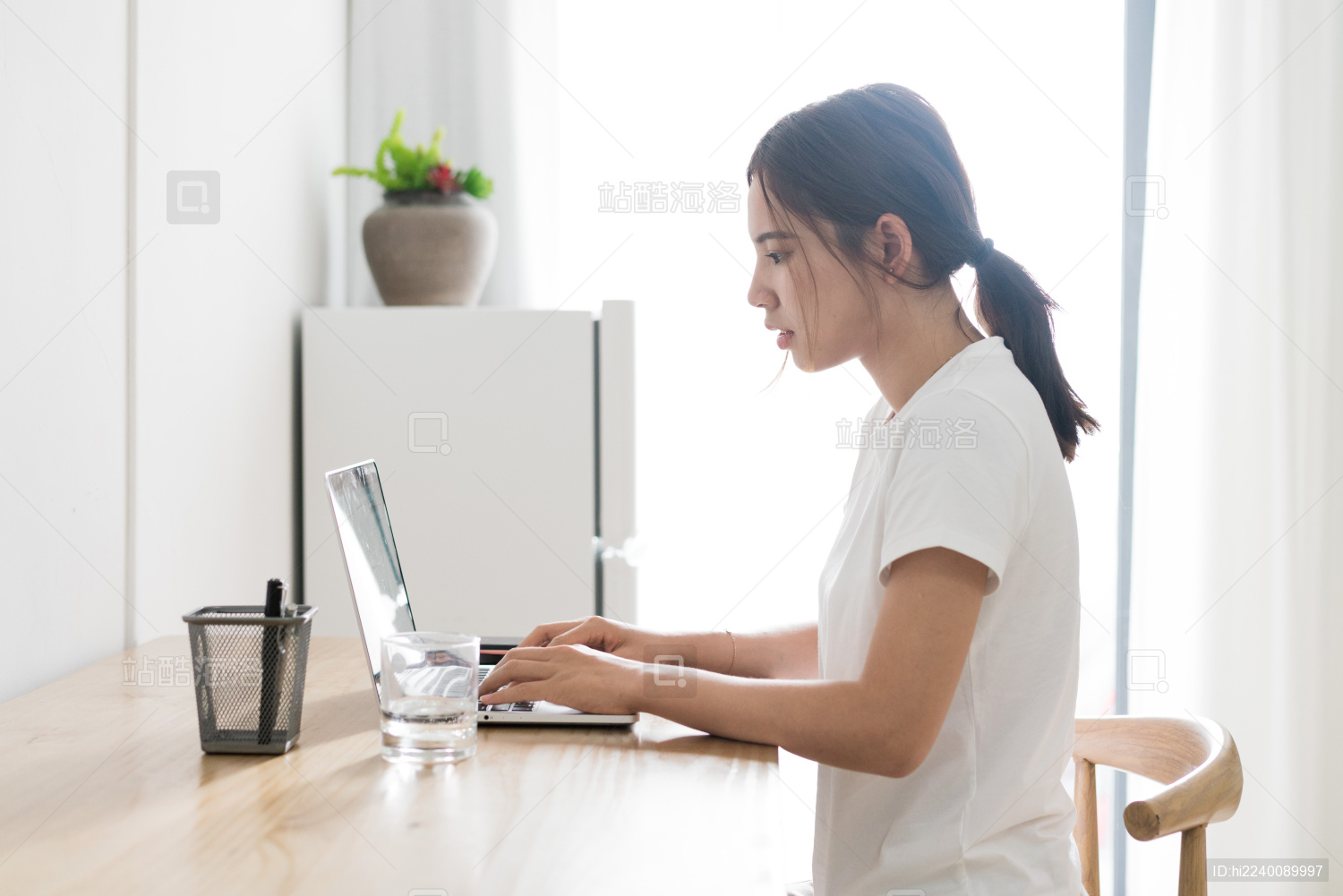 亚裔女性居家办公