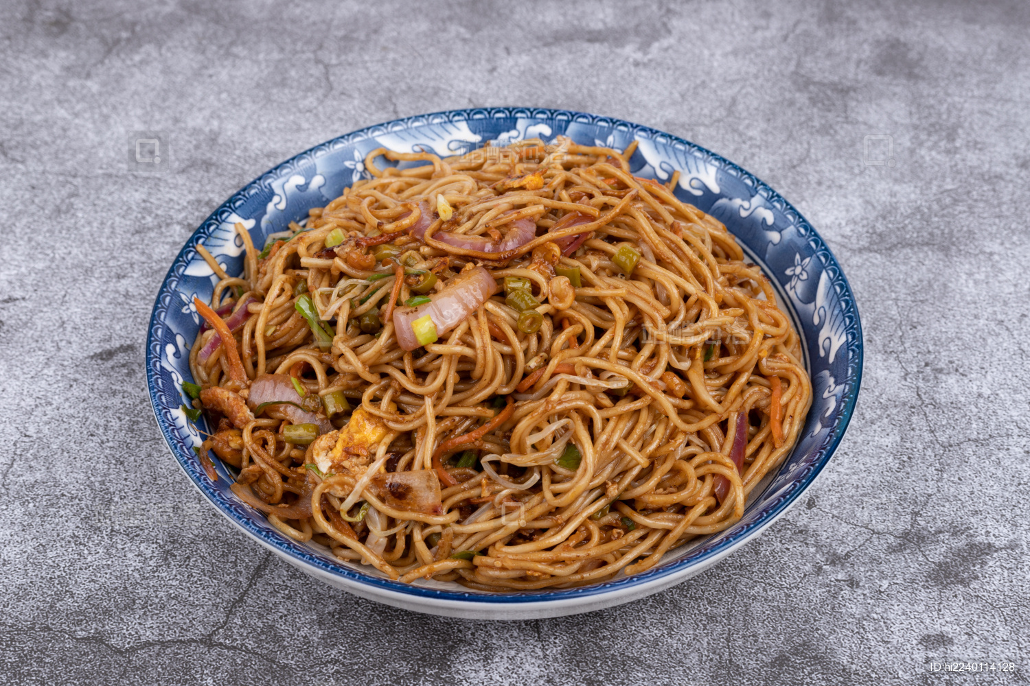 盘子里的炒面条