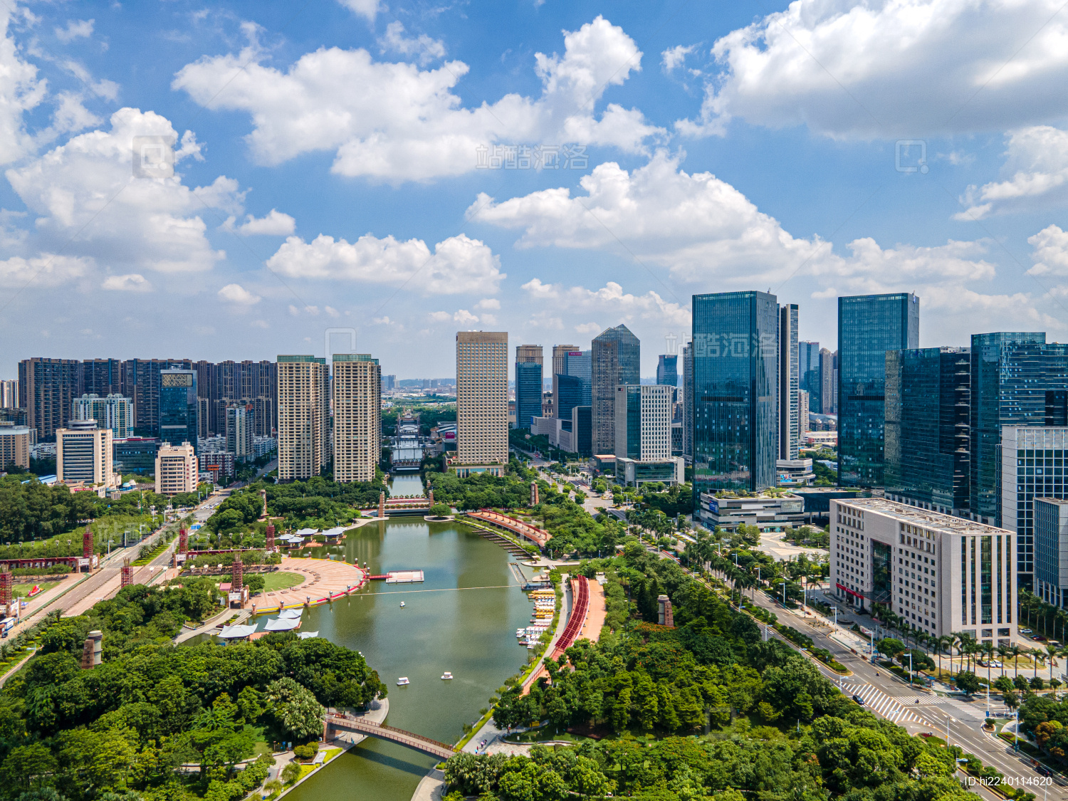 航拍视角下的佛山千灯湖城市天际线