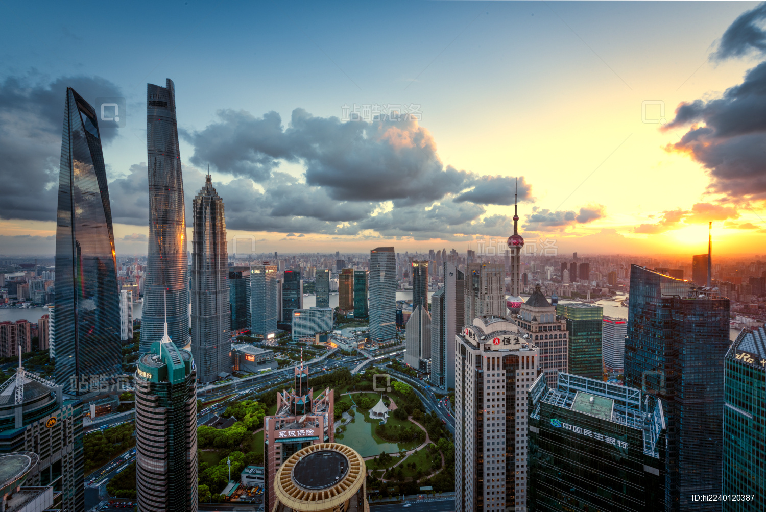 俯瞰上海外滩陆家嘴黄昏日落风光