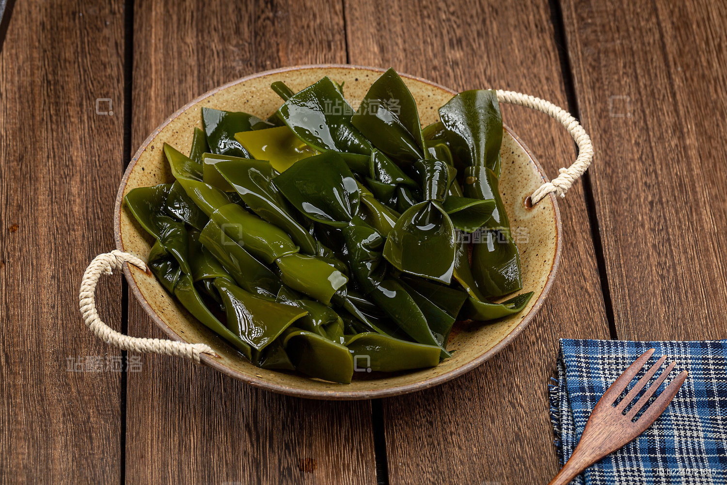 装在盘子里的海带扣