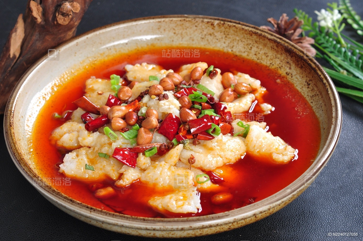 陶瓷盘子麻辣水煮龙利鱼