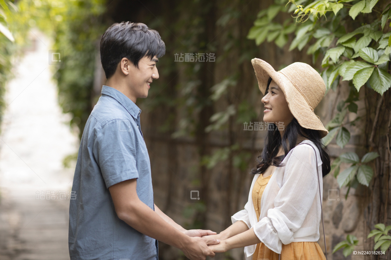 快乐年轻情侣旅游度假