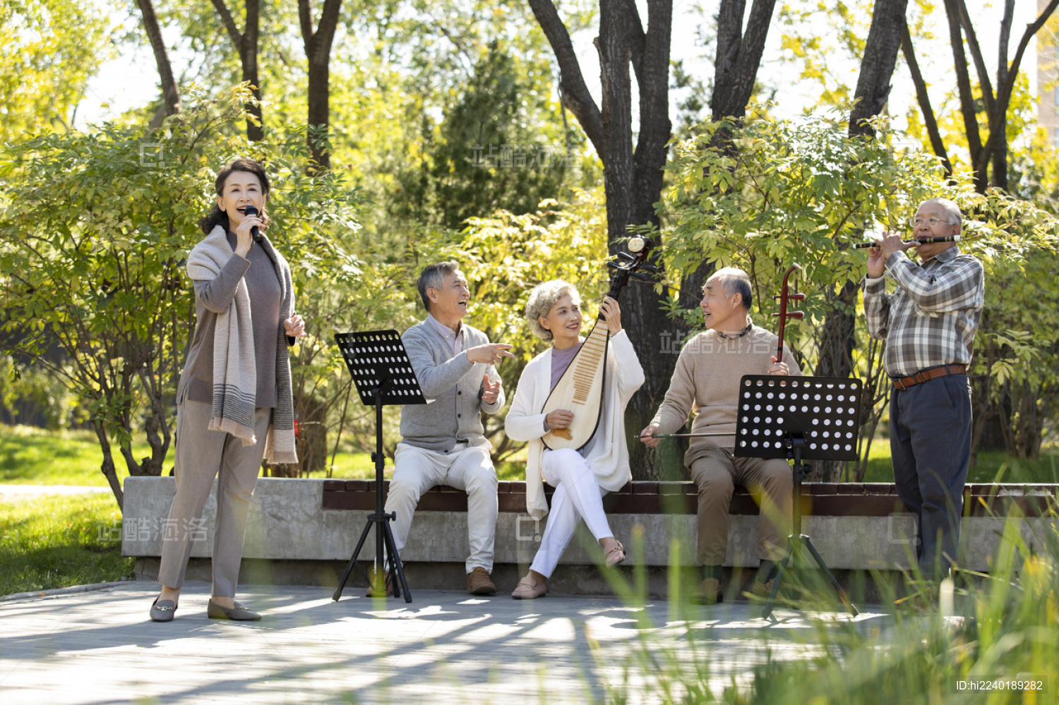 幸福的老年人在公园唱歌-蓝牛仔影像-中国原创广告影像素材